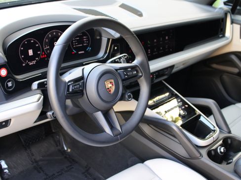 Certified 2025 Porsche Cayenne image 4