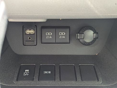 Used 2017 Toyota Highlander LE FWD image 17