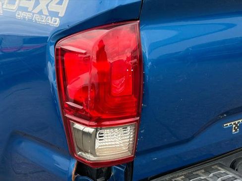 Certified 2017 Toyota Tacoma TRD Off-Road w/ Tow Package AWD/4WD image 20
