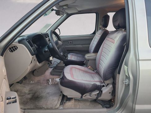 Used 2001 Nissan Frontier XE image 11