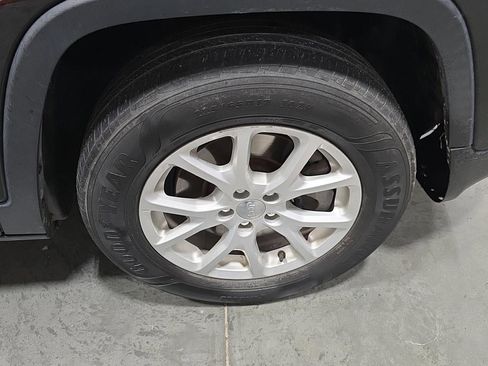 Used 2018 Jeep Cherokee Latitude w/ Cold Weather Group image 22