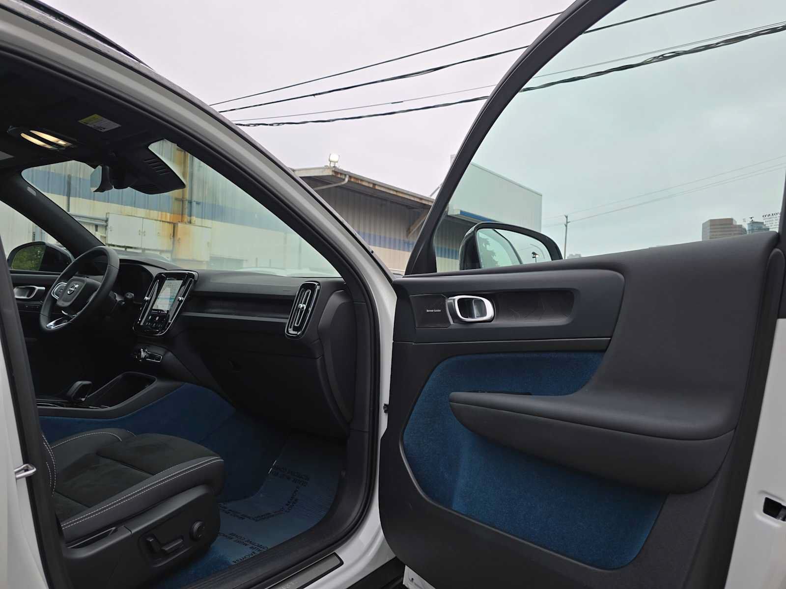 Used 2023 Volvo XC40 Recharge Ultimate AWD/4WD image 12