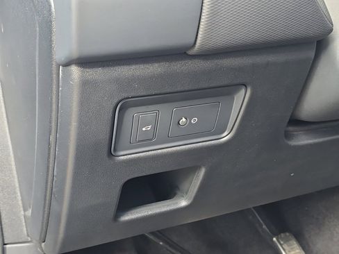 Certified 2025 Land Rover Discovery Dynamic SE image 12