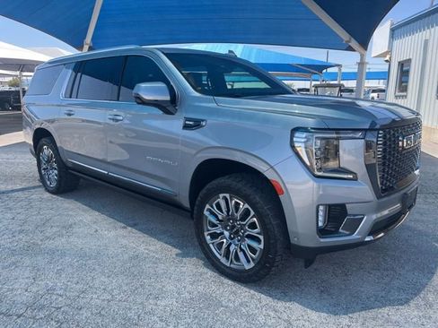 Used 2023 GMC Yukon XL Denali Ultimate AWD/4WD image 3