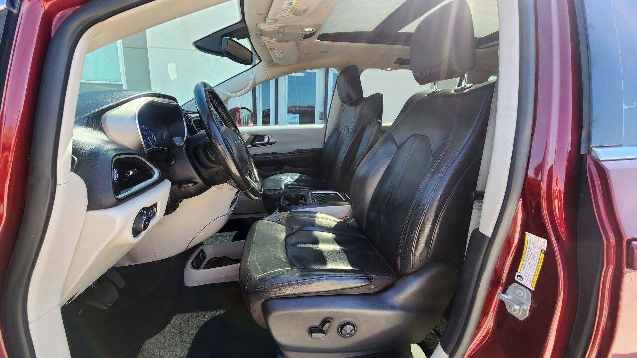 Used 2020 Chrysler Pacifica Touring-L Plus w/ Tire & Wheel Group FWD image 10