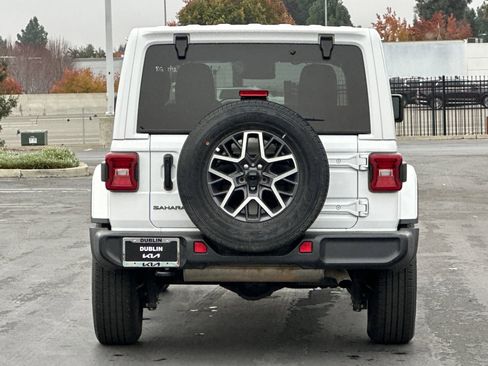 Used 2025 Jeep Wrangler Sahara image 5