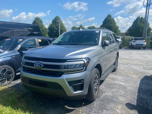 Used 2024 Ford Expedition XLT AWD/4WD image 3