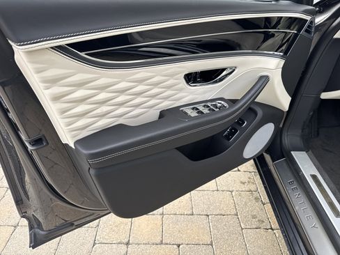 Used 2022 Bentley Flying Spur V8 image 13