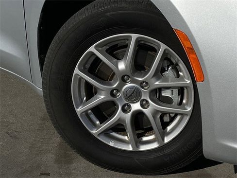 Used 2024 Chrysler Pacifica Touring-L image 8