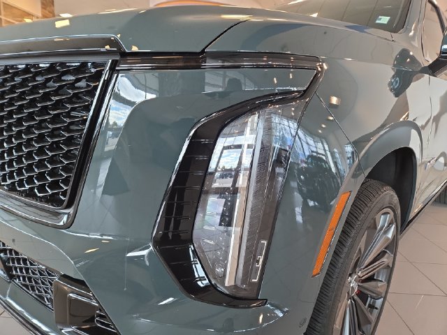 Used 2025 Cadillac Escalade ESV V AWD/4WD image 5