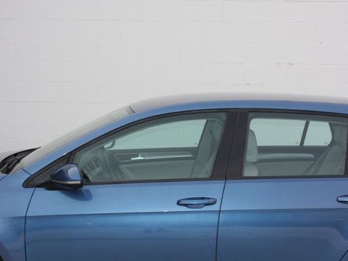 Used 2015 Volkswagen Golf S image 11