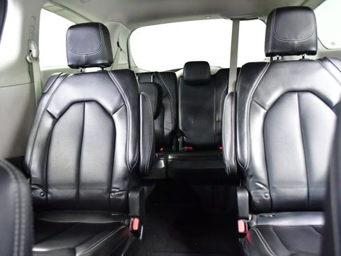 Used 2025 Chrysler Pacifica Select FWD image 12