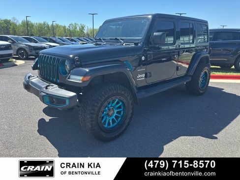 Used 2018 Jeep Wrangler Unlimited Sahara AWD/4WD image 2