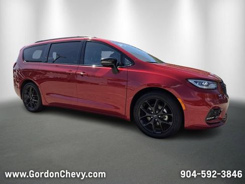 Used 2025 Chrysler Pacifica Limited image 8
