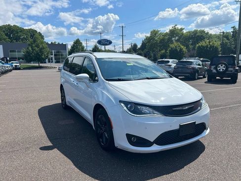 Used 2020 Chrysler Pacifica Limited FWD image 3