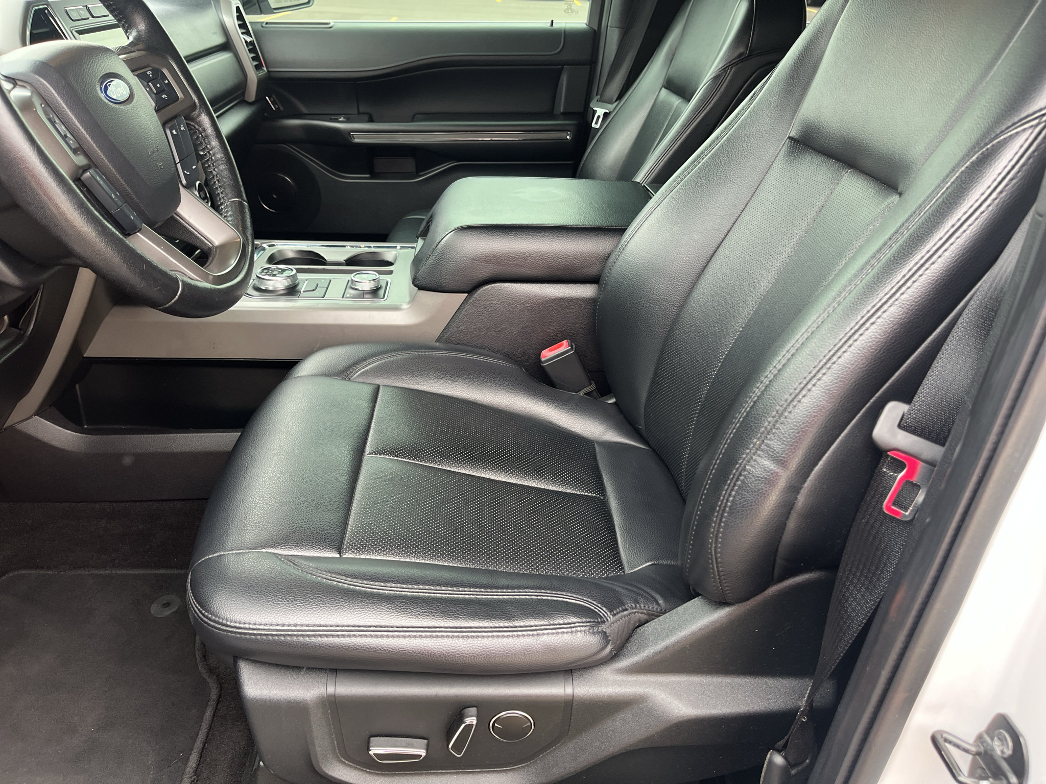 Used 2019 Ford Expedition XLT w/ Equipment Group 201A AWD/4WD image 24