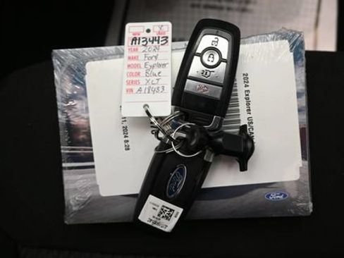 Used 2024 Ford Explorer XLT AWD/4WD image 12