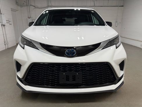Used 2021 Toyota Sienna XSE w/ XSE Plus Package AWD/4WD image 2