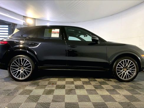 Used 2022 Porsche Cayenne w/ Premium Package image 8