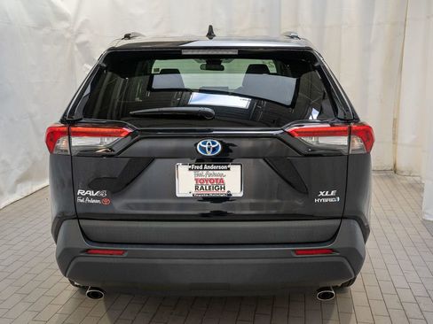 Used 2021 Toyota RAV4 XLE w/ Convenience Package image 4