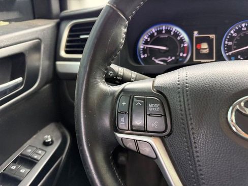Used 2019 Toyota Highlander XLE FWD image 14