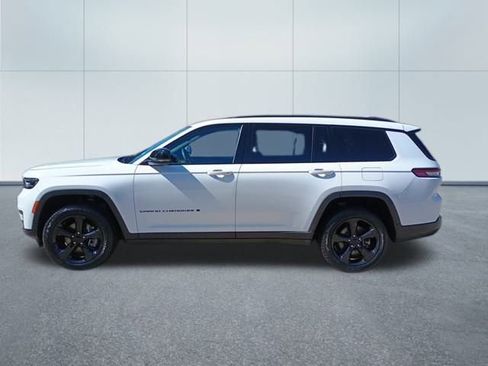 Used 2022 Jeep Grand Cherokee L Laredo image 2