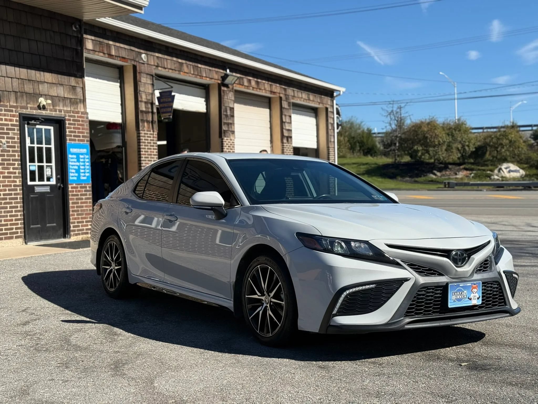 Used 2022 Toyota Camry SE FWD image 2
