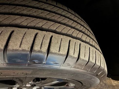 Used 2023 GMC Acadia SLT w/ Elevation Edition image 11