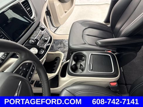 Used 2024 Chrysler Pacifica Touring-L FWD image 18