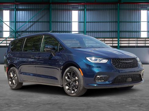 Used 2023 Chrysler Pacifica Limited w/ S Appearance Package AWD/4WD image 6