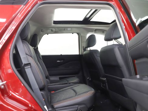 Used 2024 Nissan Pathfinder Platinum image 13