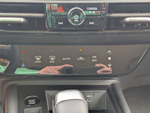 Used 2025 Nissan Kicks SR FWD image 27