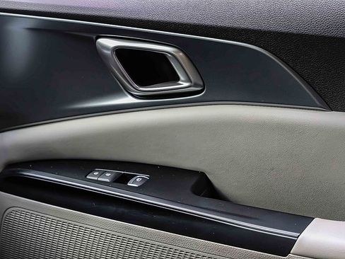 Certified 2023 Kia Carnival LX image 16