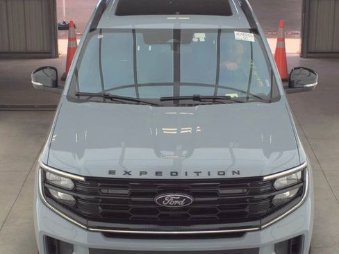 Used 2025 Ford Expedition Max Platinum w/ Stealth Appearance Package AWD/4WD image 2