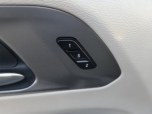 Used 2023 Chrysler Pacifica Touring-L image 23