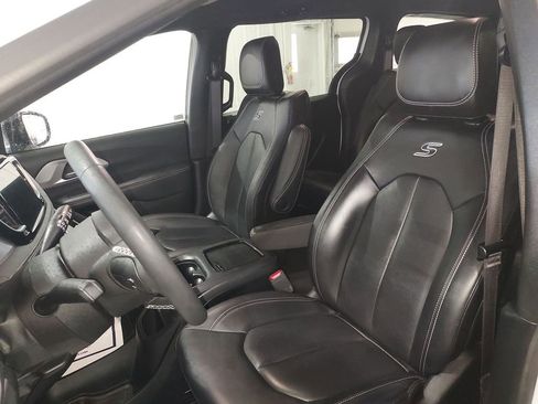 Used 2024 Chrysler Pacifica Select image 17