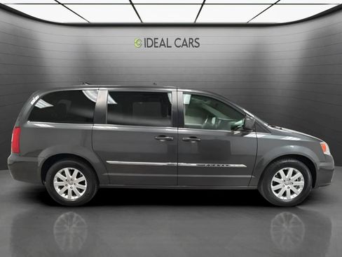 Used 2016 Chrysler Town & Country Touring FWD image 4