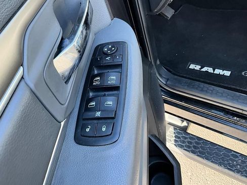Used 2017 RAM 2500 SLT w/ Black Appearance Group AWD/4WD image 15