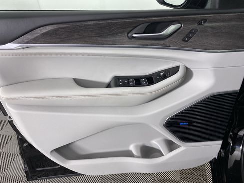 Used 2022 Jeep Grand Cherokee Overland w/ Luxury Tech Group IV image 15