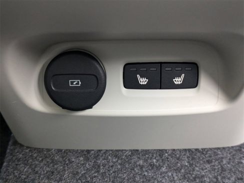 New 2025 Volvo XC40 B5 Plus w/ Protection Package Premier image 16