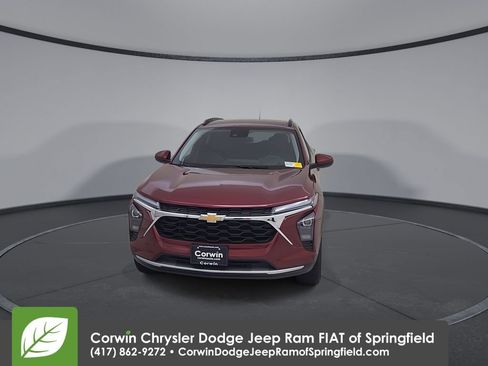 Used 2025 Chevrolet Trax LT w/ LT Convenience Package FWD image 4