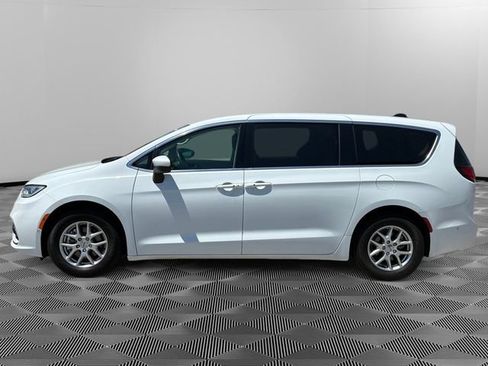 Used 2023 Chrysler Pacifica Touring-L FWD image 2
