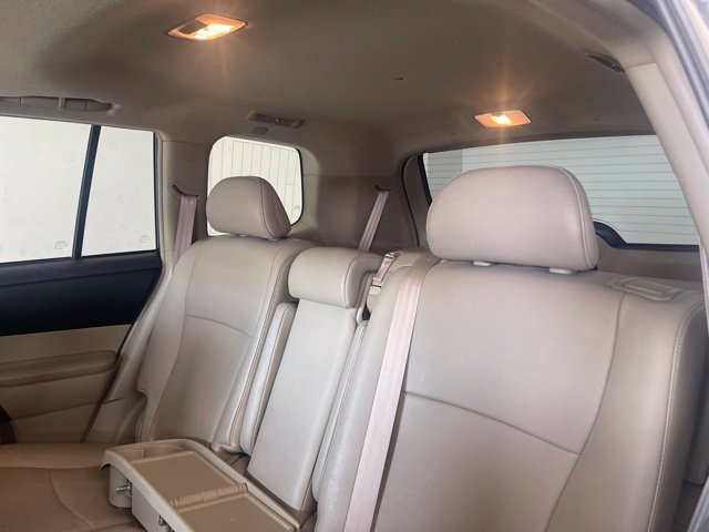 Used 2012 Toyota Highlander Limited w/ Tow Pkg FWD image 12
