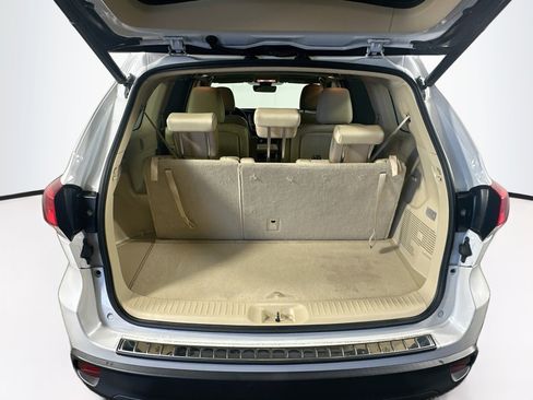 Used 2019 Toyota Highlander XLE FWD image 31