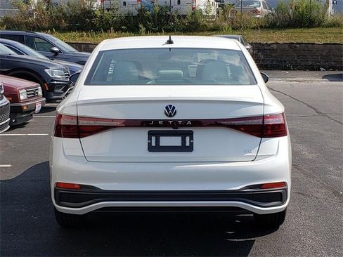 New 2025 Volkswagen Jetta SE image 4
