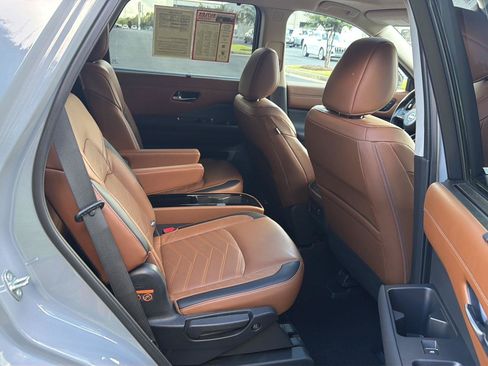 Used 2023 Nissan Pathfinder Platinum FWD image 12