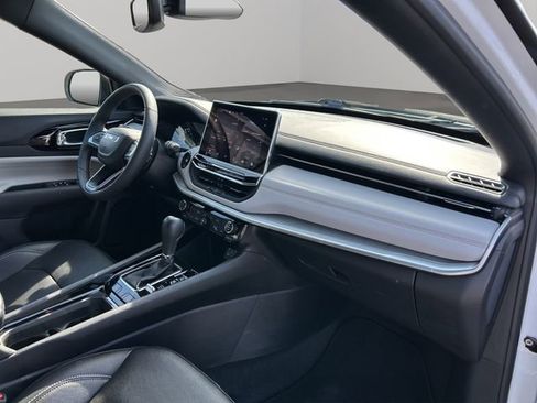 Used 2025 Jeep Compass Limited image 28