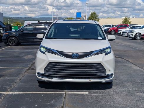 Used 2021 Toyota Sienna XLE image 5