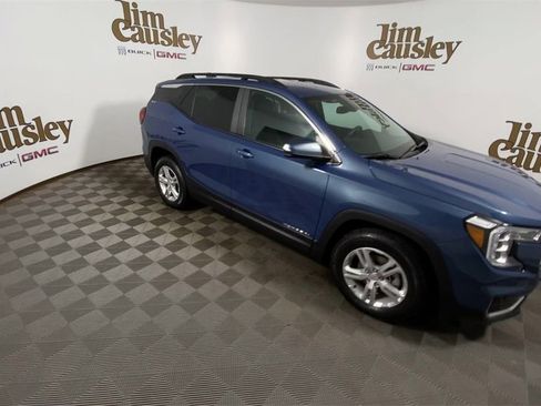 Used 2024 GMC Terrain SLE w/ Driver Convenience Package image 2