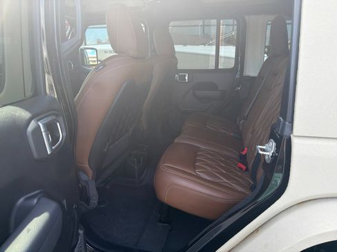 Used 2022 Jeep Wrangler Unlimited Rubicon w/ Cold Weather Group AWD/4WD image 3
